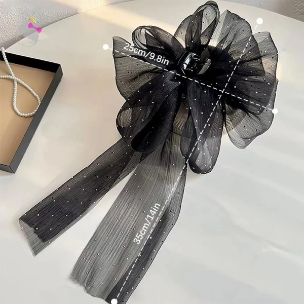 Chọn màu kẹp trầm (đen, trắng) và kết hợp với áo sơ mi trắng, blazer tối hoặc váy liền thân. (Ảnh 5) Chọn màu kẹp trầm (đen, trắng) và kết hợp với áo sơ mi trắng, blazer tối hoặc váy liền thân. (Ảnh 5)