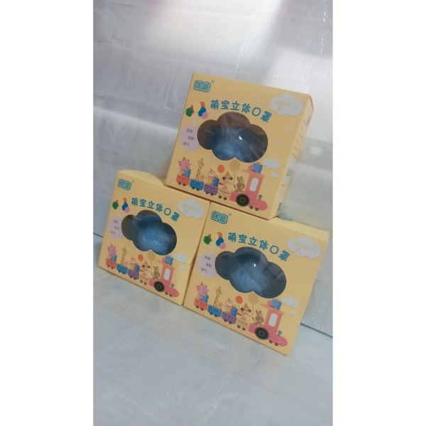 Trên thị trường hiện nay, những mẫu khẩu trang cho bé thường được quảng cáo “kháng khuẩn”, “thấm hút mồ hôi” hoặc “thoáng khí”. (Ảnh 2)