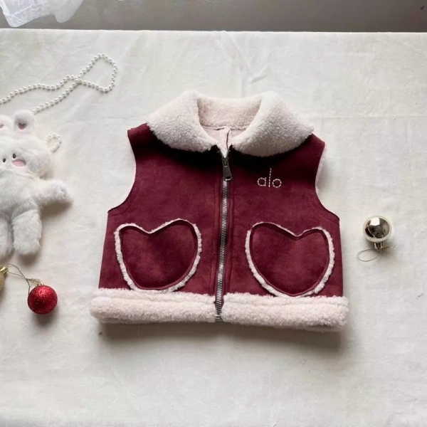 Lớp lông da lộn được sử dụng trong áo gile này không phải là lông thật, mà là chất liệu faux fur cao cấp, được xử lý để giữ được độ mềm mịn, đồng thời không gây kích ứng da trẻ. (Ảnh 2)