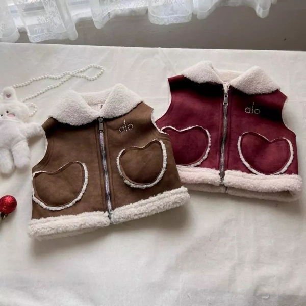 Áo gile bé gái có thể dễ dàng kết hợp với nhiều loại trang phục, tạo nên những set đồ thời trang và thoải mái. (Ảnh 5)