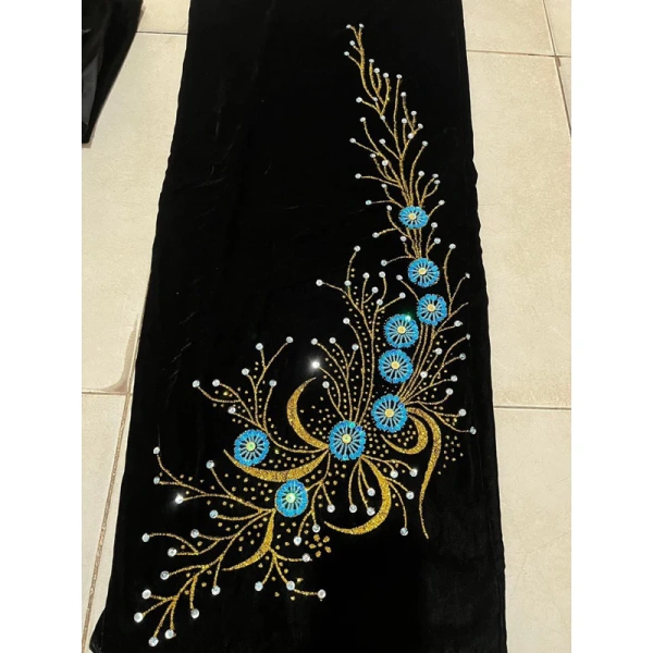 Đối diện với các bất tiện đã nêu trên, không phải bạn phải từ bỏ hoàn toàn ước mơ tỏa sáng trong chiếc váy nhung lộng lẫy. (Ảnh 5)