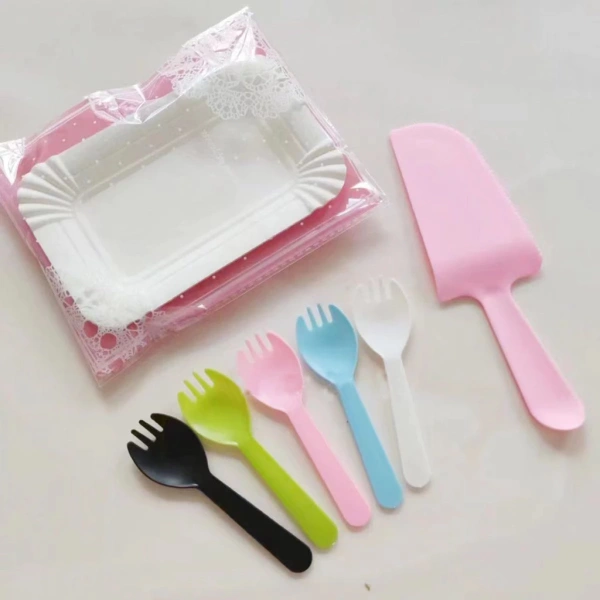 Dưới đây là so sánh ngắn gọn giữa ba loại dao dĩa sinh nhật phổ biến, giúp bạn nhanh chóng xác định loại nào phù hợp với nhu cầu và không bị “bẫy” kích thước. (Ảnh 3)