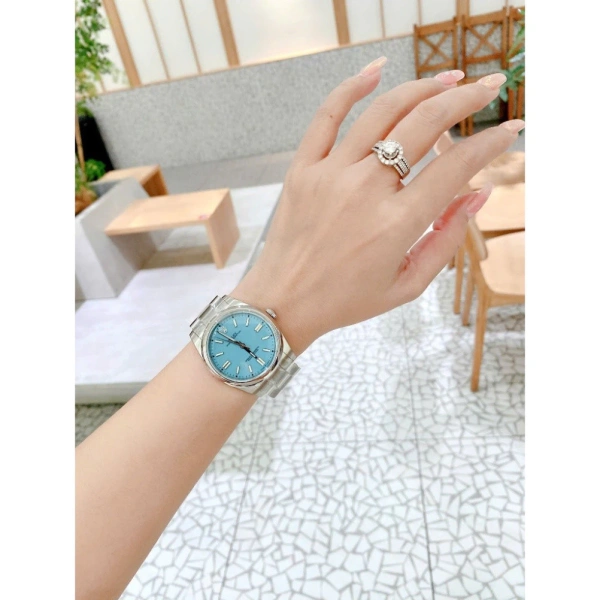 Khi mặt đồng hồ màu xanh nhạt làm cho những khoảnh khắc thường ngày trở nên tinh tế hơn - Ảnh 1