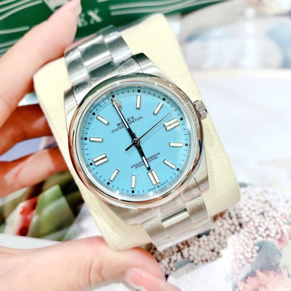 Trong thị trường đồng hồ sang trọng, có không ít mẫu được thiết kế với mặt màu xanh nhạt. (Ảnh 3)