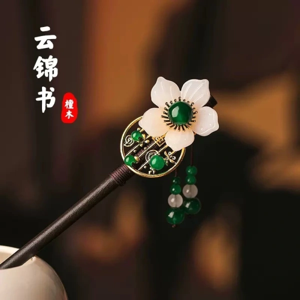 Khi mong đợi vẻ đẹp cổ truyền lại gặp rối tóc vì phụ kiện tóc phong cách Trung Hoa - Ảnh 2 Khi mong đợi vẻ đẹp cổ truyền lại gặp rối tóc vì phụ kiện tóc phong cách Trung Hoa - Ảnh 2