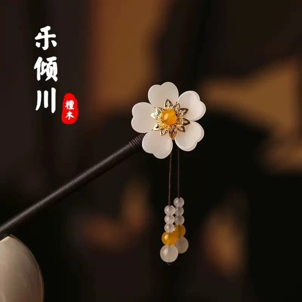 Nhìn chung, kẹp tóc gỗ đang ngày càng được ưa chuộng bởi sự cân bằng giữa thẩm mỹ và tiện lợi, đặc biệt đối với những người thường xuyên tham gia các buổi hội nghị trang phục truyền thống. (Ảnh 3) Nhìn chung, kẹp tóc gỗ đang ngày càng được ưa chuộng bởi sự cân bằng giữa thẩm mỹ và tiện lợi, đặc biệt đối với những người thường xuyên tham gia các buổi hội nghị trang phục truyền thống. (Ảnh 3)