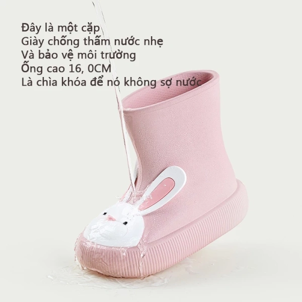 Với trẻ em, ủng thường xuyên chịu va đập, ẩm ướt và cọ xát. (Ảnh 4) Với trẻ em, ủng thường xuyên chịu va đập, ẩm ướt và cọ xát. (Ảnh 4)
