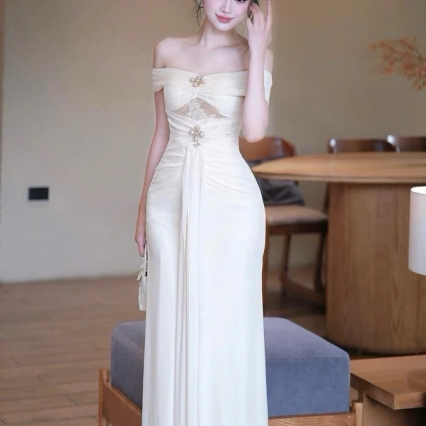 Để biến một chiếc váy trễ vai lưới thành outfit “đi làm” hoàn hảo, việc lựa chọn phụ kiện và lớp áo khoác phù hợp là rất quan trọng. (Ảnh 3) Để biến một chiếc váy trễ vai lưới thành outfit “đi làm” hoàn hảo, việc lựa chọn phụ kiện và lớp áo khoác phù hợp là rất quan trọng. (Ảnh 3)