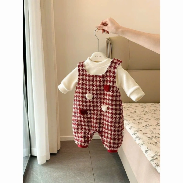 Ngộ cảm da thường xuất hiện dưới dạng đỏ, ngứa, hoặc phát ban nhẹ, và có thể gây khó chịu cho bé trong thời gian dài. (Ảnh 2)