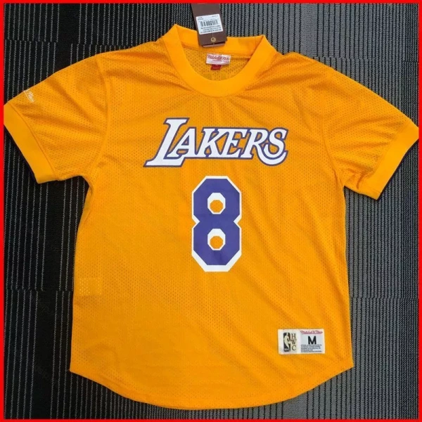 Màu vàng cổ điển trên jersey Lakers khiến việc phối đồ hàng ngày trở nên bất ngờ khó khăn hơn - Ảnh 1 Màu vàng cổ điển trên jersey Lakers khiến việc phối đồ hàng ngày trở nên bất ngờ khó khăn hơn - Ảnh 1