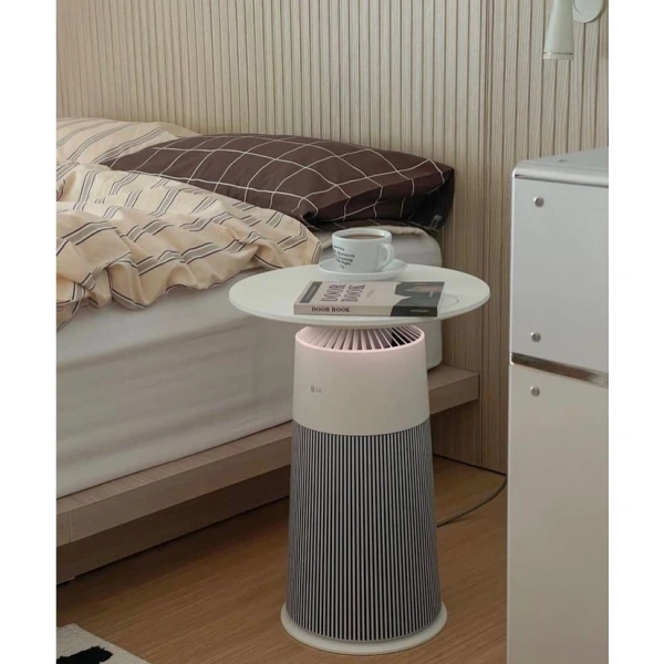 Đối với một phòng ngủ tiêu chuẩn (khoảng 20‑30 m³), mức độ ô nhiễm không khí có thể đến từ bụi nhà, phấn hoa, mầm bệnh, cũng như các chất gây hại từ mỹ phẩm, sáp nến hay đồ điện tử. (Ảnh 3)