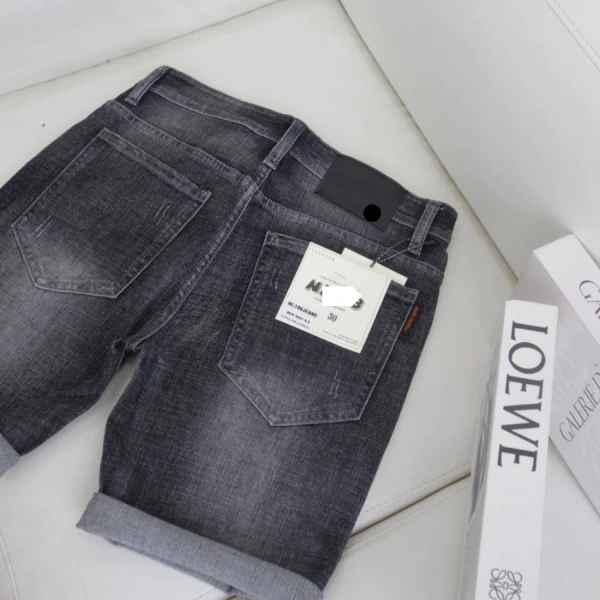 Khi có một chiếc short jean dày dặn, bạn sẽ cảm thấy dễ dàng hơn trong việc tạo ra nhiều outfit khác nhau. (Ảnh 5)
