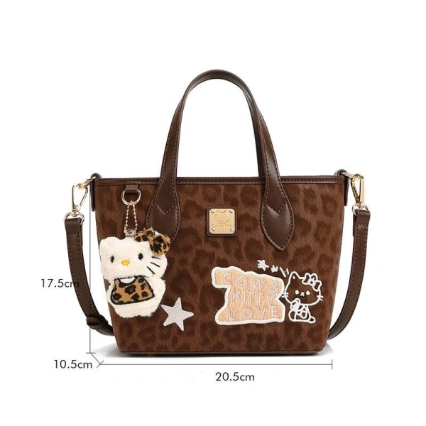 Thiết kế của túi tote Hello Kitty thường tập trung vào hình ảnh biểu tượng mèo hồng cổ điển, màu sắc pastel và họa tiết độc đáo. (Ảnh 2) Thiết kế của túi tote Hello Kitty thường tập trung vào hình ảnh biểu tượng mèo hồng cổ điển, màu sắc pastel và họa tiết độc đáo. (Ảnh 2)