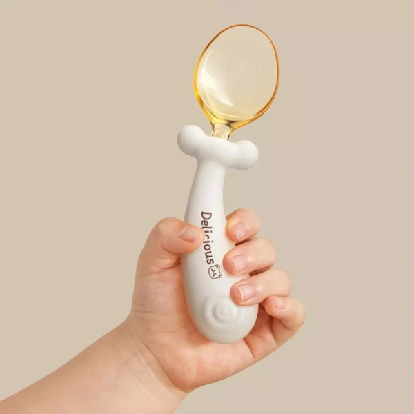 Trong ba lựa chọn, muỗng nĩa linh hoạt thường được khuyến cáo cho các bé từ 6‑12 tháng trở lên, khi bé bắt đầu tự cầm và ăn các thực phẩm có độ sệt nhẹ. (Ảnh 4)