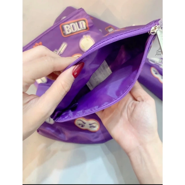 Một chiếc túi thông minh sẽ có các ngăn riêng biệt cho mỹ phẩm dạng lỏng, bột và dụng cụ cứng. (Ảnh 2)