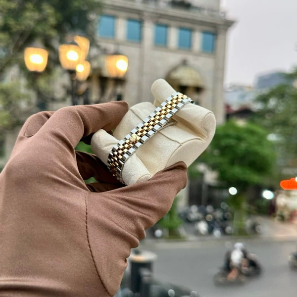 Những bất ngờ khi chọn đồng hồ mini cho tay nhỏ mà ít ai chú ý - Ảnh 5 Những bất ngờ khi chọn đồng hồ mini cho tay nhỏ mà ít ai chú ý - Ảnh 5
