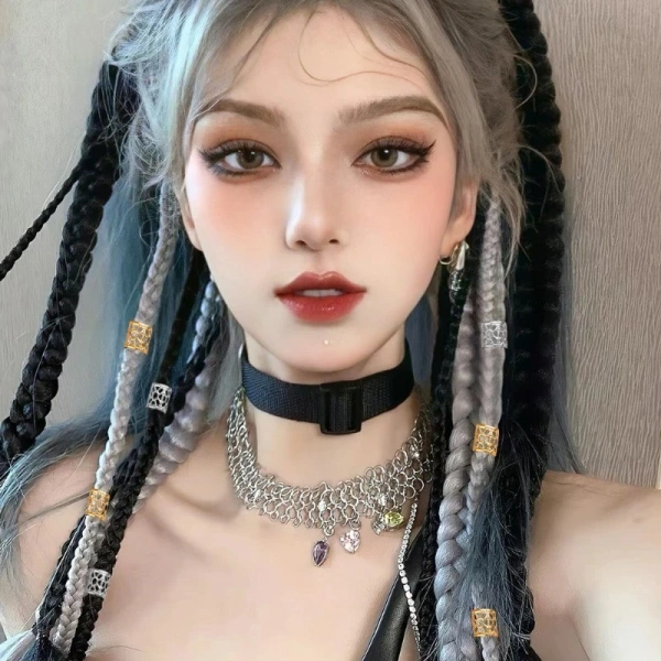 Không chỉ giới hạn ở bím bẩn, nhẫn tóc kim loại còn có thể dùng để làm phụ kiện cho các kiểu tóc vòng nhẹ, như vòng tóc boho hoặc tóc “choker”. (Ảnh 3) Không chỉ giới hạn ở bím bẩn, nhẫn tóc kim loại còn có thể dùng để làm phụ kiện cho các kiểu tóc vòng nhẹ, như vòng tóc boho hoặc tóc “choker”. (Ảnh 3)