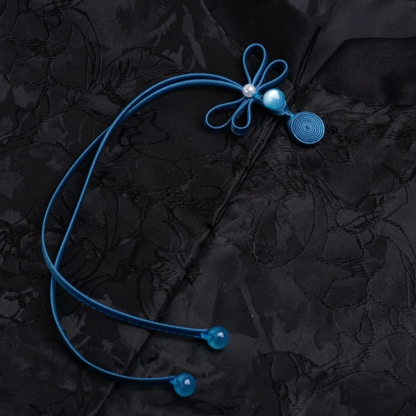 Không chỉ đơn giản là “đóng lại” áo, mỗi nút trong hanfu được xem như một chi tiết thiết kế chiến lược. (Ảnh 2) Không chỉ đơn giản là “đóng lại” áo, mỗi nút trong hanfu được xem như một chi tiết thiết kế chiến lược. (Ảnh 2)