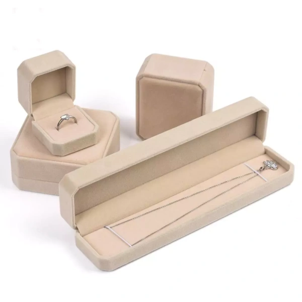 Không phải ai cũng có nhu cầu để hộp trang sức ở một chỗ cố định. (Ảnh 3) Không phải ai cũng có nhu cầu để hộp trang sức ở một chỗ cố định. (Ảnh 3)
