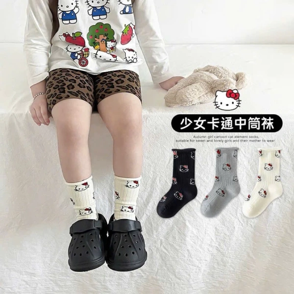 Trong số này, set tất mèo có độ co giãn cao và cổ cao thường là lựa chọn ưu tiên cho các bà mẹ muốn vừa bảo vệ sức khỏe bàn chân, vừa tạo động lực cho bé “thích thú” khi vận động. (Ảnh 3)