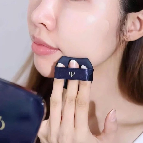 Quy trình này giúp “đóng kín” lớp ẩm, giảm tình trạng “độ ẩm rơi ra” sau khi lớp cushion bắt đầu khô. (Ảnh 3) Quy trình này giúp “đóng kín” lớp ẩm, giảm tình trạng “độ ẩm rơi ra” sau khi lớp cushion bắt đầu khô. (Ảnh 3)