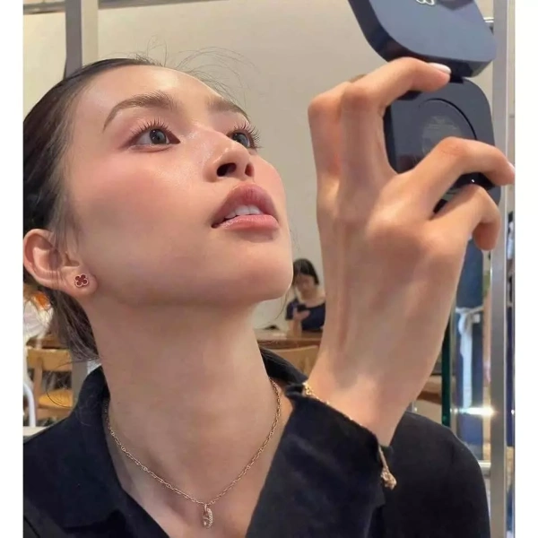 Với mức giá 2,550,000 VNĐ (giá giảm), sản phẩm nằm trong phân khúc trung‑cao, phù hợp với người tiêu dùng mong muốn đầu tư vào một cushion đa năng có khả năng “cải thiện” đồng thời cả màu da và độ ẩm. (Ảnh 5) Với mức giá 2,550,000 VNĐ (giá giảm), sản phẩm nằm trong phân khúc trung‑cao, phù hợp với người tiêu dùng mong muốn đầu tư vào một cushion đa năng có khả năng “cải thiện” đồng thời cả màu da và độ ẩm. (Ảnh 5)