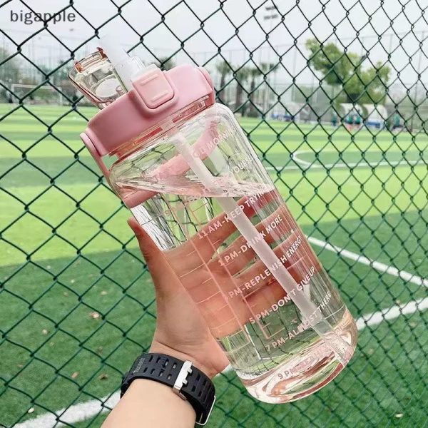Sự bất ngờ khi chai nước 2 L có ống hút giúp bé gái duy trì lượng nước đều đặn trong mỗi buổi tập xe đạp - Ảnh 1 Sự bất ngờ khi chai nước 2 L có ống hút giúp bé gái duy trì lượng nước đều đặn trong mỗi buổi tập xe đạp - Ảnh 1