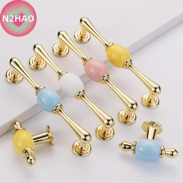 Sự bất ngờ khi tay cầm tủ quần áo gốm màu vàng giữ màu bền lâu hơn dự kiến sau một năm sử dụng. - Ảnh 1