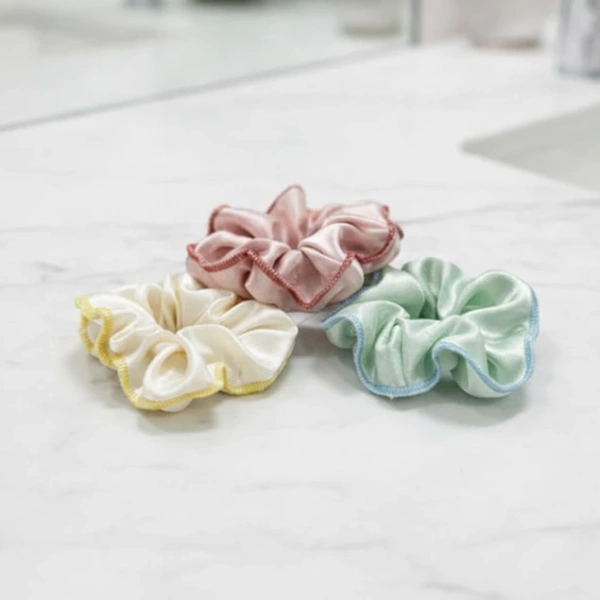 Sự đồng nhất màu sắc giữa phụ kiện tóc lụa satin và áo dài: Khi mong đợi không trùng khớp với cảm giác thực tế - Ảnh 1