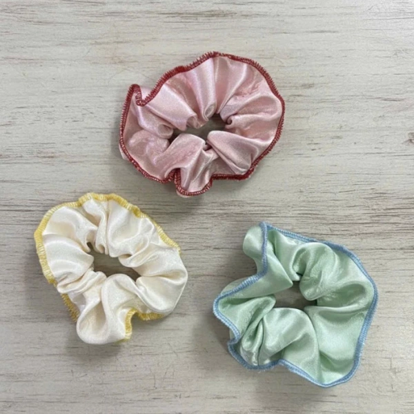 Một ví dụ thực tế: Khi bạn mặc áo dài màu xanh dương nhạt (sky blue), một chiếc scrunchies lụa satin màu xanh pastel sẽ tạo ra vẻ nhẹ nhàng, trong khi scrunchies màu xanh đậm (navy) có thể làm “đè nặng” vào tổng thể. (Ảnh 2)
