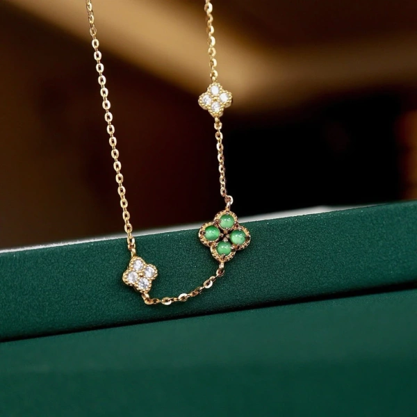 Ngọc bích – còn được gọi là “jade” – đã xuất hiện trong lịch sử dân tộc Việt Nam và Trung Quốc từ hàng ngàn năm trước, được xem là biểu tượng của sự tinh khiết, sức khỏe và thịnh vượng. (Ảnh 2) Ngọc bích – còn được gọi là “jade” – đã xuất hiện trong lịch sử dân tộc Việt Nam và Trung Quốc từ hàng ngàn năm trước, được xem là biểu tượng của sự tinh khiết, sức khỏe và thịnh vượng. (Ảnh 2)