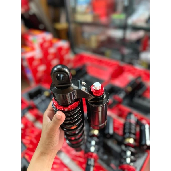 Đối với những người mới bắt đầu, việc lắp đặt phuộc 330 mm có thể gây chút bối rối nếu chưa quen với các chi tiết cơ khí. (Ảnh 4) Đối với những người mới bắt đầu, việc lắp đặt phuộc 330 mm có thể gây chút bối rối nếu chưa quen với các chi tiết cơ khí. (Ảnh 4)