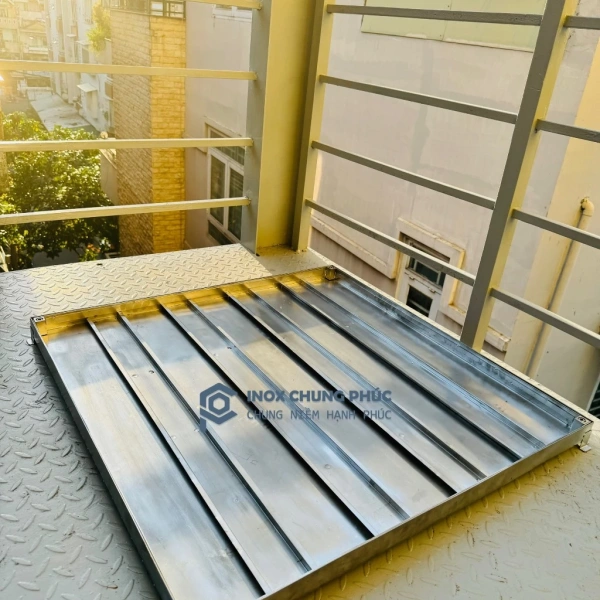 Nếu bạn có kế hoạch mở rộng sân, thay đổi vị trí các thiết bị, hoặc di chuyển bể nước, cần tháo nắp và bảo quản cẩn thận. (Ảnh 4)