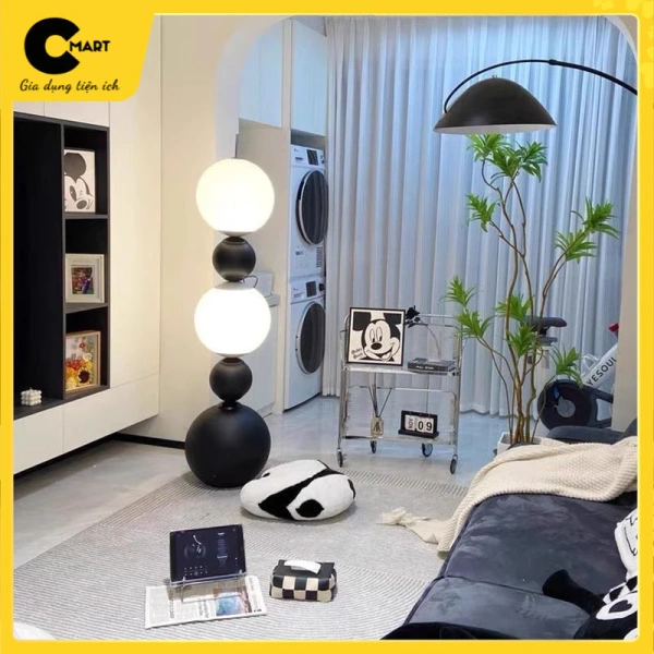 Ánh sáng ấm từ đèn cây đứng làm không gian phòng ngủ và góc livestream trở nên sinh động hơn