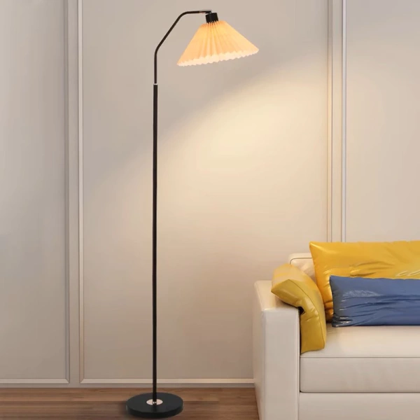 Ánh sáng êm dịu từ đèn sàn hiện đại khiến phòng ngủ và phòng khách bớt tối tăm nhưng bất ngờ khi sắp xếp lại không gian