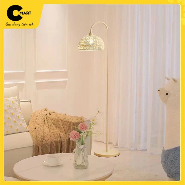Ánh sáng nhẹ nhàng của đèn sàn đặt cạnh ghế sofa có thể biến phòng khách thành góc thư giãn bất ngờ