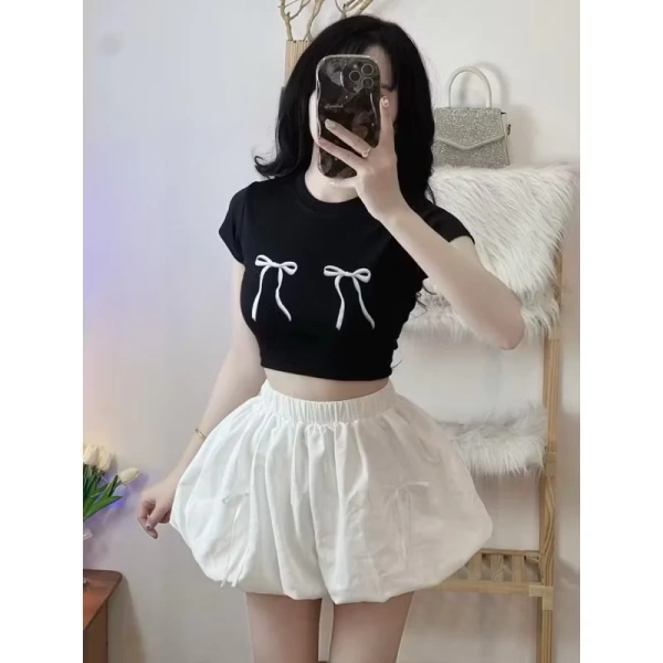 Áo croptop in họa tiết nơ hai bên: Khi vẻ duyên dáng khiến bạn phải cân nhắc lại sự tiện lợi
