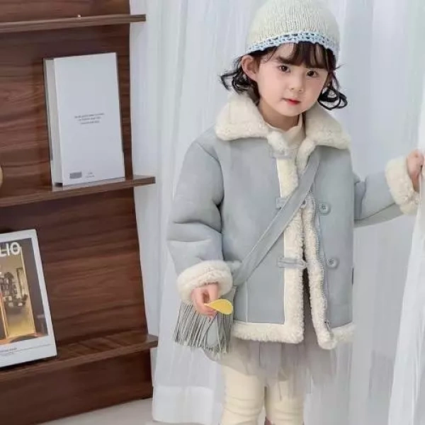 Áo khoác da lộn lót lông cho bé gái: Khi cảm giác ấm áp vượt qua mọi lo âu mùa đông