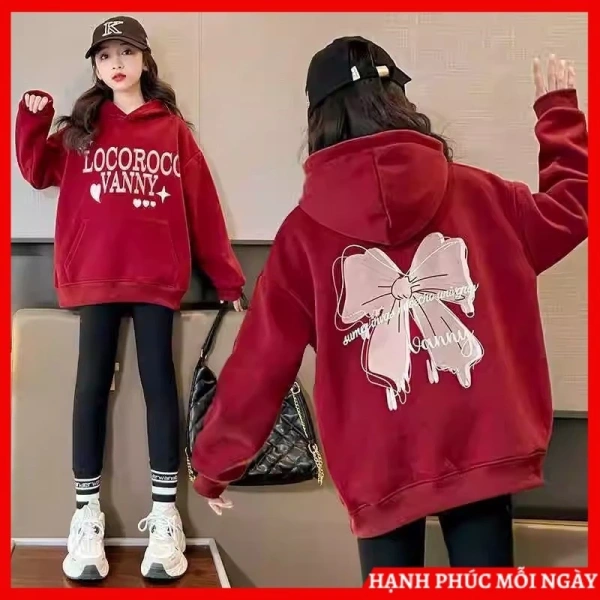 Áo nỉ dày cho bé gái giữ ấm dễ dàng, nhưng lại giới hạn những bước nhảy năng động của trẻ