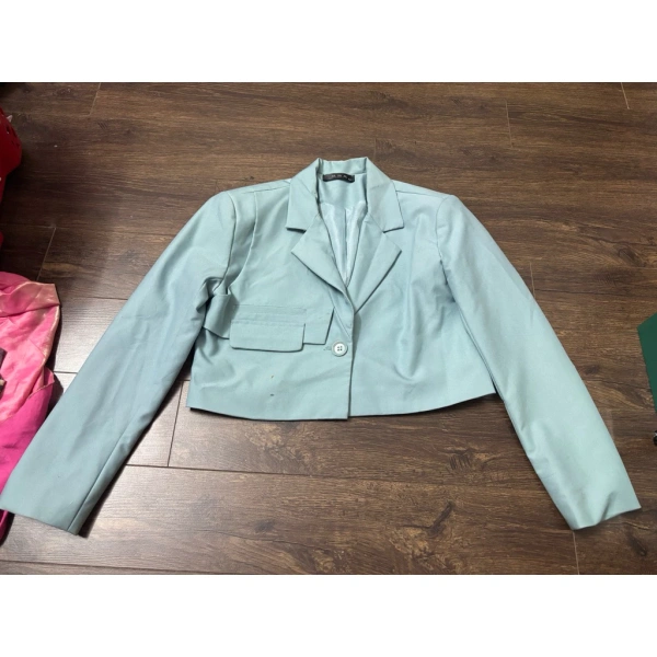 Áo vest crop xanh dưới 52kg: Khi phần eo ngắn gọn lại khiến bạn không thoải mái suốt buổi tiệc