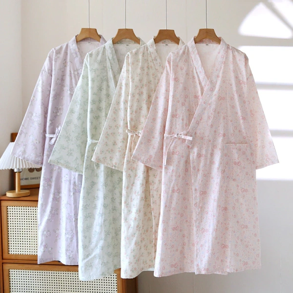 Chất liệu cotton mỏng trong kimono ngủ mang lại sự thoải mái, nhưng lại gây khó khăn khi phối áo choàng sau khi tắm.