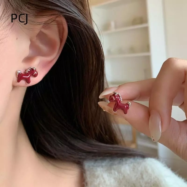 Chi tiết bám dính trên phụ kiện móng tay retro có thể làm hỏng cả ngày làm việc