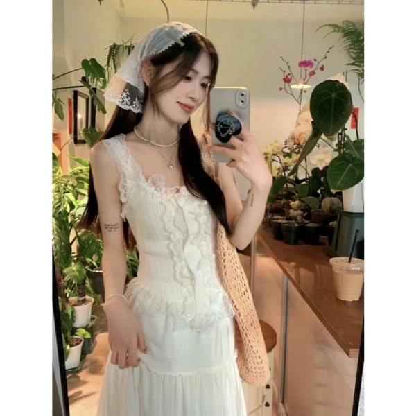 Chiếc váy dài mịn mát cùng áo ba lỗ ôm body khiến mùa hè thoải mái hơn hẳn so với mong đợi ban đầu