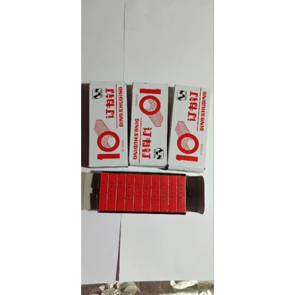 Chiều cao nắp hộp gim bấm thường bị lơ là, khiến việc tìm pin trong giờ gấp trở nên khó khăn