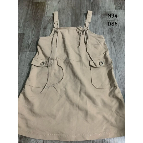 Chiều dài váy trong bộ đồ liền cho bé khiến bé dễ trượt, một chi tiết hầu như ai cũng bỏ qua