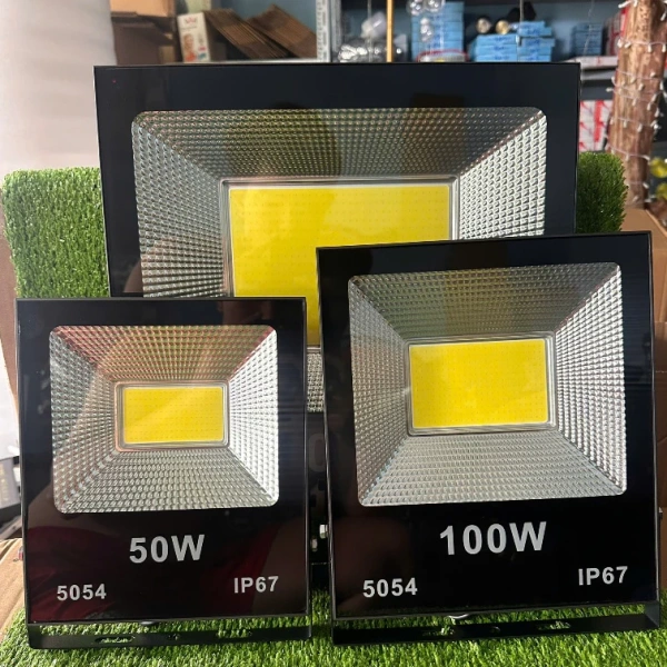 Đèn LED chiếu rời chịu nước IP67: Khi sức mạnh 200 W không đồng nghĩa với ánh sáng đồng đều trong vườn nội thất