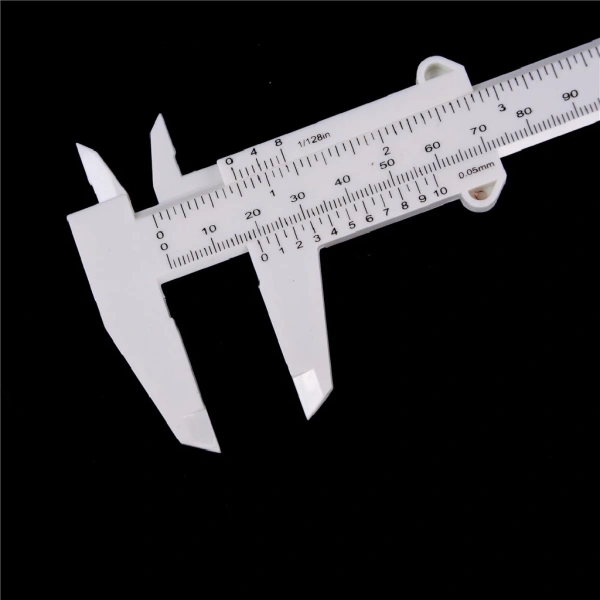 Độ dẻo của thước đo 6 inch gập trong túi nhựa khiến việc cắt chính xác khó khăn hơn mong đợi