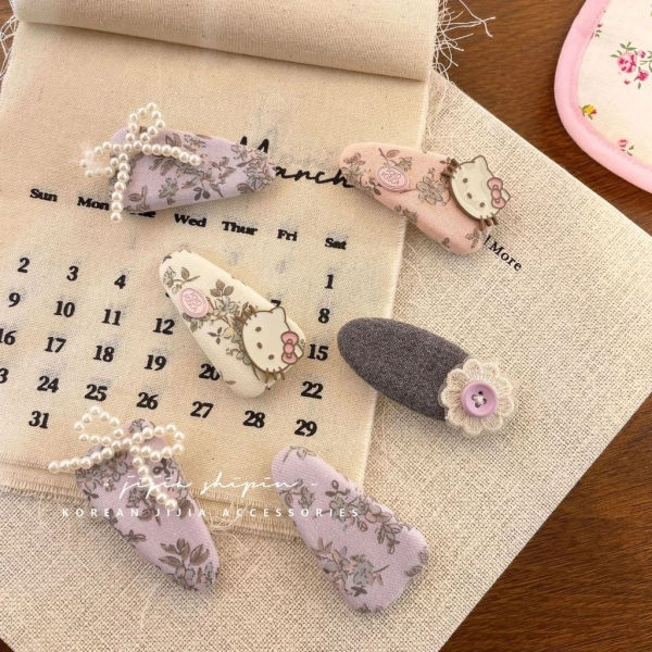 Khi một chiếc kẹp tóc nhẹ như mèo ngọc trai trở thành chi tiết quyết định cho mọi trang phục