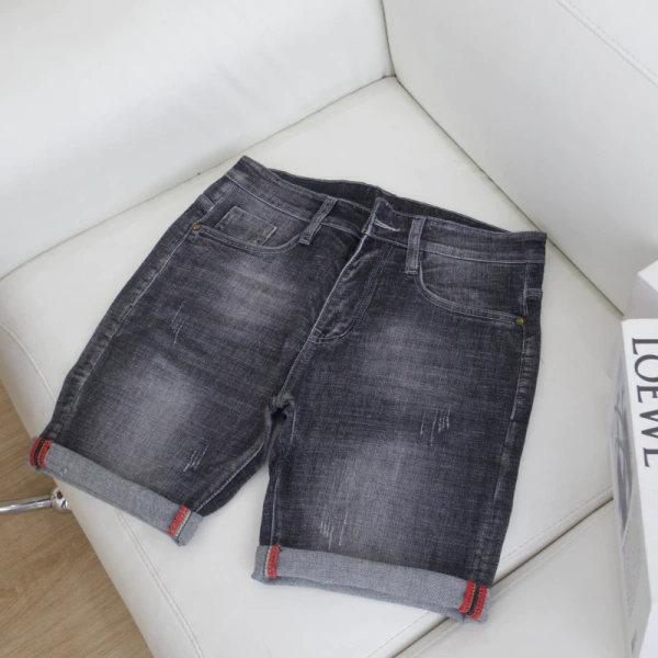 Mọi người tưởng short jean chỉ làm mát, nhưng chất dày dặn và co giãn khiến chúng vẫn giữ dáng suốt cả ngày hè