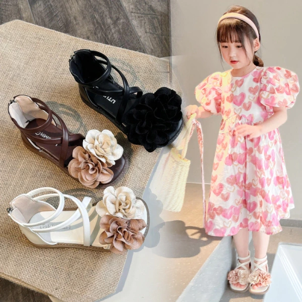 Mùa mưa đầu năm, độ bám của giày bé gái thời trang trên sàn lớp học vẫn khiến phụ huynh băn khoăn